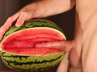 Мышцы water melon cum - fucking a melon and cumming