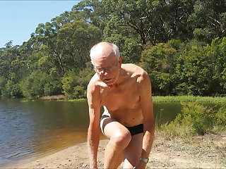 ビーチ old man skinny dips